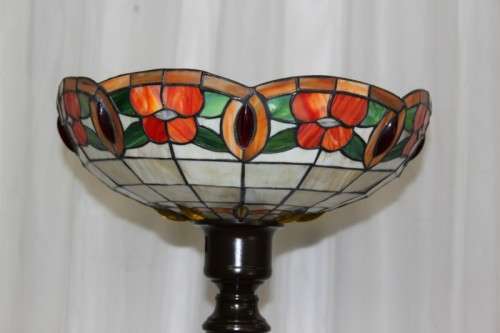 A SUPERBLY DETAILED 1.8m TALL ANTIQUE ART NOUVEAU CAST IRON FLOOR LAMP WITH A STAINED GLASS SHADE