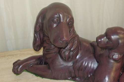 A STUNNING LARGE HAND PAINTED "SPANIEL DOG AND PUP" FIGURINE IN EXCELLENT CONDITION