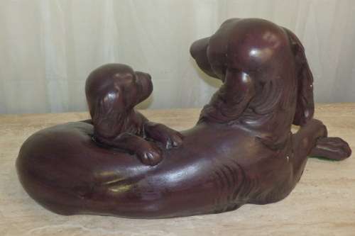 A STUNNING LARGE HAND PAINTED "SPANIEL DOG AND PUP" FIGURINE IN EXCELLENT CONDITION
