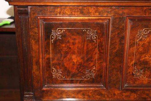 A MAGNIFICENT ANTIQUE WERNAM LONDON WALNUT AND WALNUT BURR UPRIGHT PIANO WITH MARQUETRY DETAILING