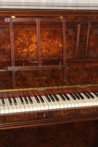 A MAGNIFICENT ANTIQUE WERNAM LONDON WALNUT AND WALNUT BURR UPRIGHT PIANO WITH MARQUETRY DETAILING