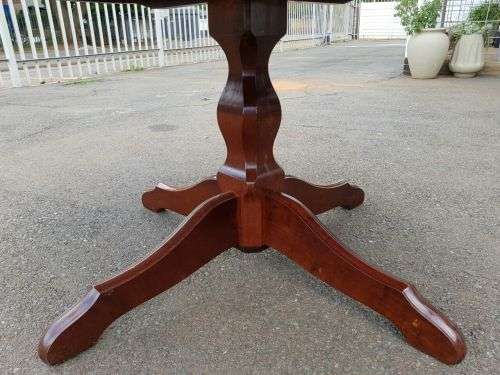 A FANTASTIC LARGE ROUND YELLOW WOOD AND IMBUIA DINING ROOM TABLE WITH A STURDY CENTRED LEG