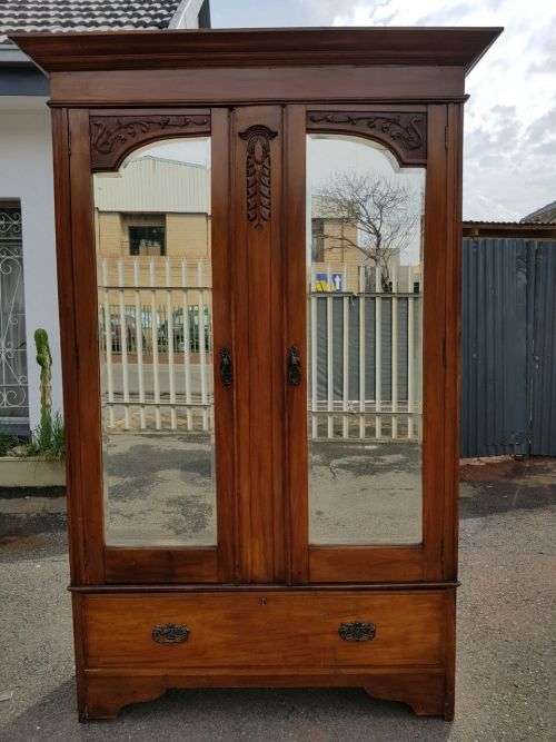 AN AWESOME ANTIQUE DOUBLE-DOOR GENTLEMAN'S (JONGMANS KAS) WARDROBE WITH BEVELLED MIRRORS & A DRAWER