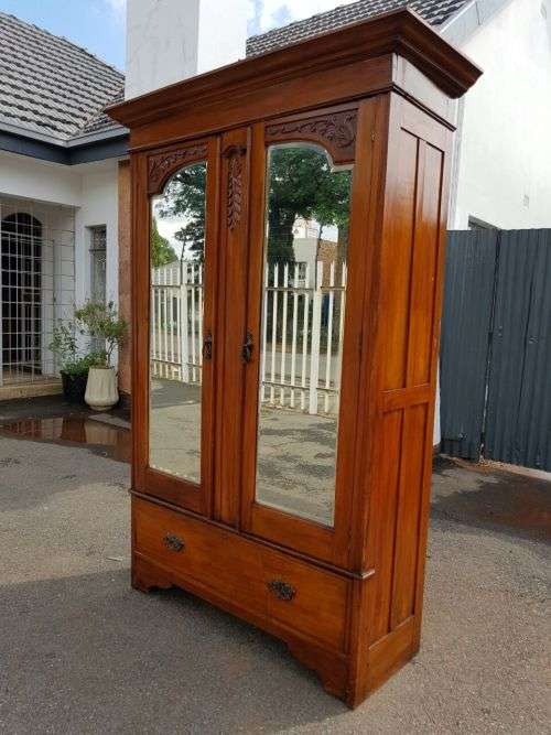 AN AWESOME ANTIQUE DOUBLE-DOOR GENTLEMAN'S (JONGMANS KAS) WARDROBE WITH BEVELLED MIRRORS & A DRAWER