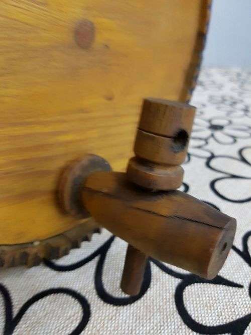 AN AWESOME VINTAGE WOODEN "MINIATURE" ORNAMENTAL BAR BARREL WITH BRASS OUTER RINGS & WOODEN TAP