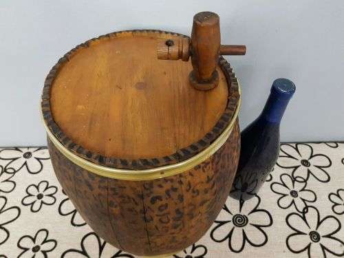 AN AWESOME VINTAGE WOODEN "MINIATURE" ORNAMENTAL BAR BARREL WITH BRASS OUTER RINGS & WOODEN TAP