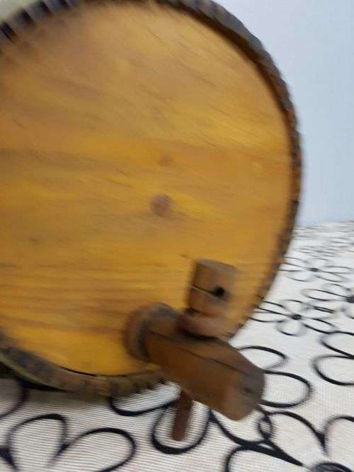 AN AWESOME VINTAGE WOODEN "MINIATURE" ORNAMENTAL BAR BARREL WITH BRASS OUTER RINGS & WOODEN TAP