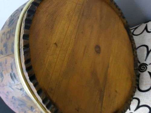 AN AWESOME VINTAGE WOODEN "MINIATURE" ORNAMENTAL BAR BARREL WITH BRASS OUTER RINGS & WOODEN TAP