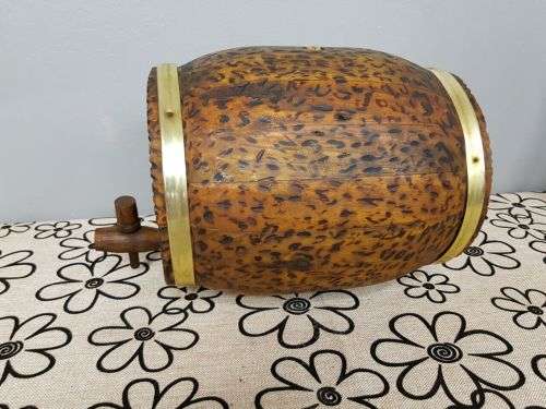 AN AWESOME VINTAGE WOODEN "MINIATURE" ORNAMENTAL BAR BARREL WITH BRASS OUTER RINGS & WOODEN TAP