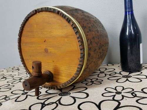 AN AWESOME VINTAGE WOODEN "MINIATURE" ORNAMENTAL BAR BARREL WITH BRASS OUTER RINGS & WOODEN TAP