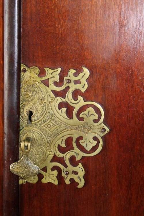 AN INCREDIBLE ANTIQUE THREE-DOOR SAPELE WOOD WARDROBE WITH 5x DRAWERS AND AMPLE PACKING SPACE