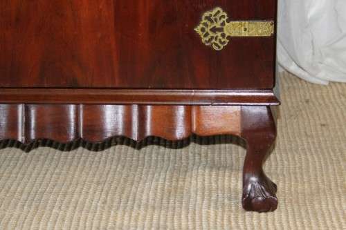 AN INCREDIBLE ANTIQUE THREE-DOOR SAPELE WOOD WARDROBE WITH 5x DRAWERS AND AMPLE PACKING SPACE