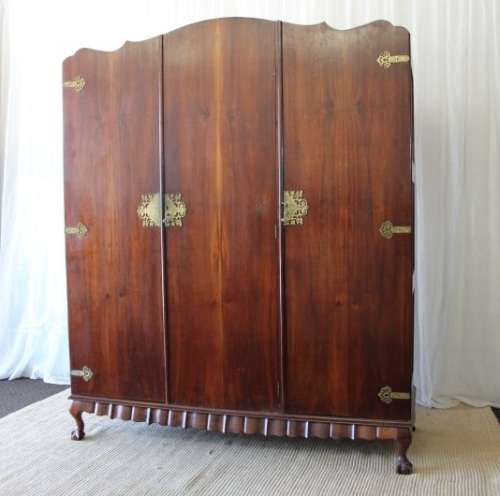 AN INCREDIBLE ANTIQUE THREE-DOOR SAPELE WOOD WARDROBE WITH 5x DRAWERS AND AMPLE PACKING SPACE