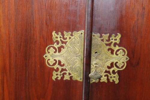AN INCREDIBLE ANTIQUE THREE-DOOR SAPELE WOOD WARDROBE WITH 5x DRAWERS AND AMPLE PACKING SPACE