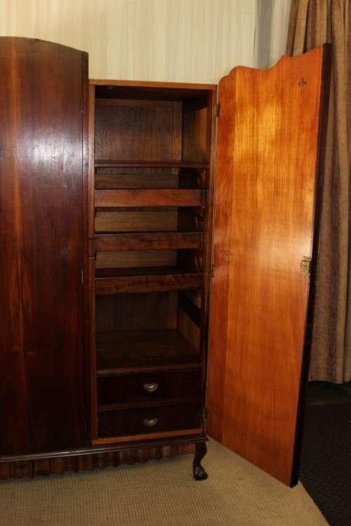 AN INCREDIBLE ANTIQUE THREE-DOOR SAPELE WOOD WARDROBE WITH 5x DRAWERS AND AMPLE PACKING SPACE