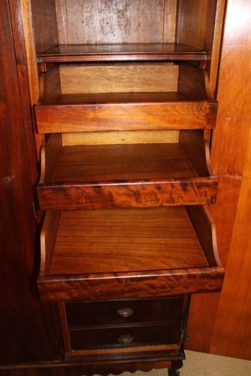 AN INCREDIBLE ANTIQUE THREE-DOOR SAPELE WOOD WARDROBE WITH 5x DRAWERS AND AMPLE PACKING SPACE