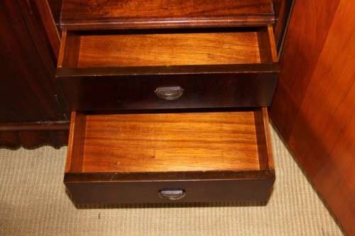 AN INCREDIBLE ANTIQUE THREE-DOOR SAPELE WOOD WARDROBE WITH 5x DRAWERS AND AMPLE PACKING SPACE