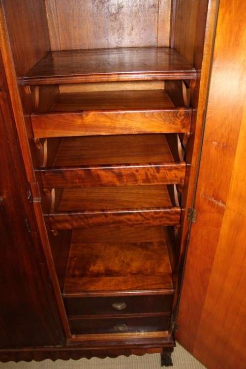 AN INCREDIBLE ANTIQUE THREE-DOOR SAPELE WOOD WARDROBE WITH 5x DRAWERS AND AMPLE PACKING SPACE