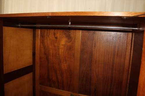 AN INCREDIBLE ANTIQUE THREE-DOOR SAPELE WOOD WARDROBE WITH 5x DRAWERS AND AMPLE PACKING SPACE