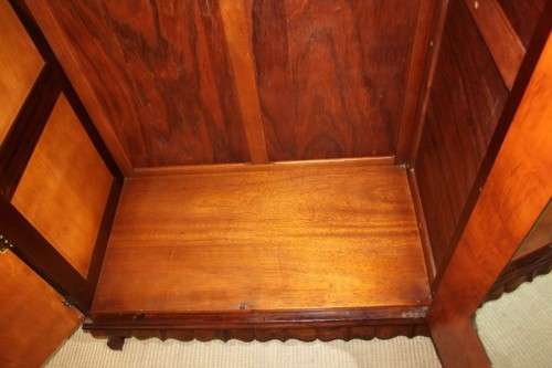 AN INCREDIBLE ANTIQUE THREE-DOOR SAPELE WOOD WARDROBE WITH 5x DRAWERS AND AMPLE PACKING SPACE