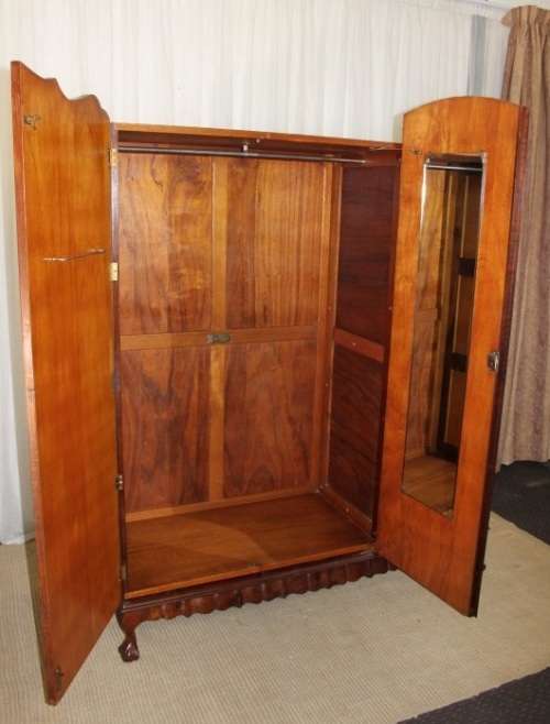 AN INCREDIBLE ANTIQUE THREE-DOOR SAPELE WOOD WARDROBE WITH 5x DRAWERS AND AMPLE PACKING SPACE