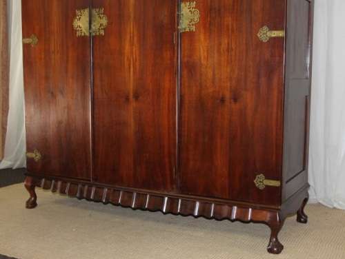 AN INCREDIBLE ANTIQUE THREE-DOOR SAPELE WOOD WARDROBE WITH 5x DRAWERS AND AMPLE PACKING SPACE