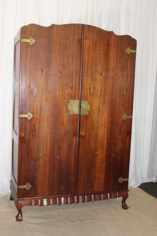 AN STUNNING ANTIQUE DOUBLE-DOOR SAPELE WOOD WARDROBE WITH 4x DRAWERS AND LOADS OF PACKING SPACE
