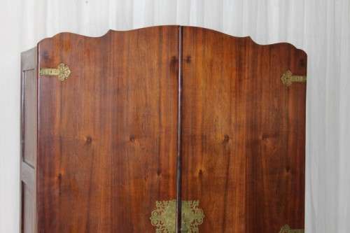 AN STUNNING ANTIQUE DOUBLE-DOOR SAPELE WOOD WARDROBE WITH 4x DRAWERS AND LOADS OF PACKING SPACE