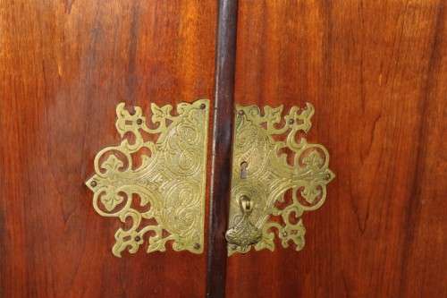 AN STUNNING ANTIQUE DOUBLE-DOOR SAPELE WOOD WARDROBE WITH 4x DRAWERS AND LOADS OF PACKING SPACE