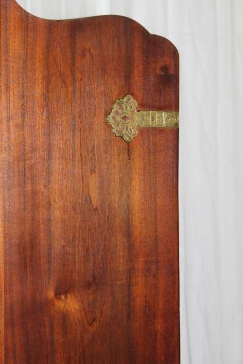 AN STUNNING ANTIQUE DOUBLE-DOOR SAPELE WOOD WARDROBE WITH 4x DRAWERS AND LOADS OF PACKING SPACE