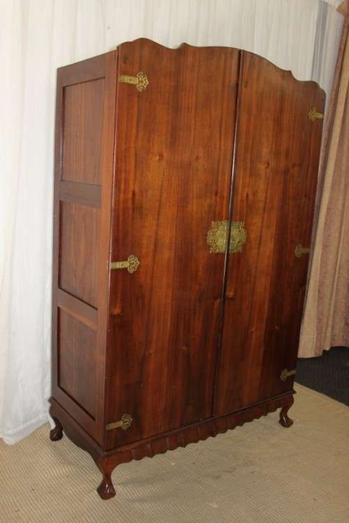 AN STUNNING ANTIQUE DOUBLE-DOOR SAPELE WOOD WARDROBE WITH 4x DRAWERS AND LOADS OF PACKING SPACE
