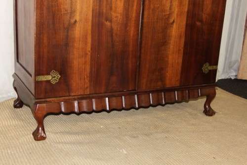 AN STUNNING ANTIQUE DOUBLE-DOOR SAPELE WOOD WARDROBE WITH 4x DRAWERS AND LOADS OF PACKING SPACE