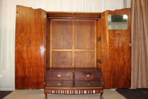 AN STUNNING ANTIQUE DOUBLE-DOOR SAPELE WOOD WARDROBE WITH 4x DRAWERS AND LOADS OF PACKING SPACE
