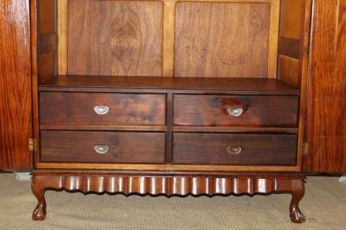 AN STUNNING ANTIQUE DOUBLE-DOOR SAPELE WOOD WARDROBE WITH 4x DRAWERS AND LOADS OF PACKING SPACE