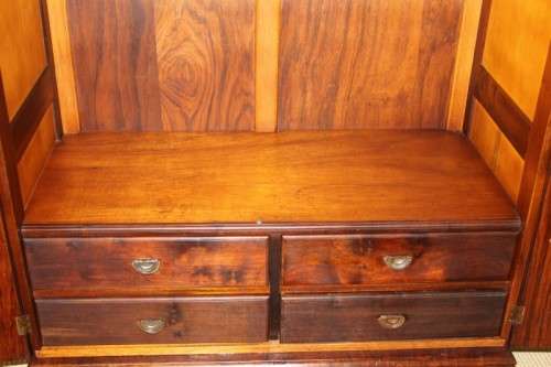 AN STUNNING ANTIQUE DOUBLE-DOOR SAPELE WOOD WARDROBE WITH 4x DRAWERS AND LOADS OF PACKING SPACE