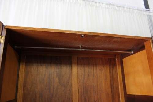 AN STUNNING ANTIQUE DOUBLE-DOOR SAPELE WOOD WARDROBE WITH 4x DRAWERS AND LOADS OF PACKING SPACE
