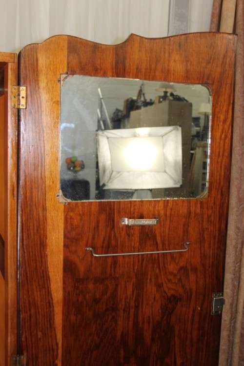 AN STUNNING ANTIQUE DOUBLE-DOOR SAPELE WOOD WARDROBE WITH 4x DRAWERS AND LOADS OF PACKING SPACE