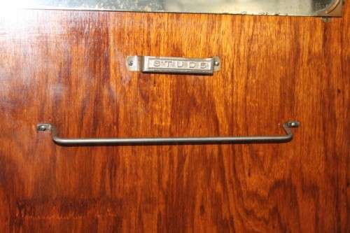 AN STUNNING ANTIQUE DOUBLE-DOOR SAPELE WOOD WARDROBE WITH 4x DRAWERS AND LOADS OF PACKING SPACE