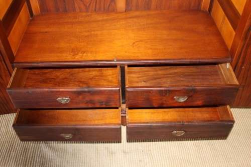 AN STUNNING ANTIQUE DOUBLE-DOOR SAPELE WOOD WARDROBE WITH 4x DRAWERS AND LOADS OF PACKING SPACE
