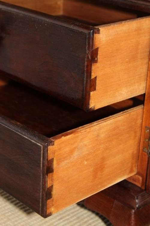 AN STUNNING ANTIQUE DOUBLE-DOOR SAPELE WOOD WARDROBE WITH 4x DRAWERS AND LOADS OF PACKING SPACE