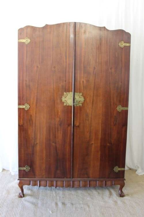 AN STUNNING ANTIQUE DOUBLE-DOOR SAPELE WOOD WARDROBE WITH 4x DRAWERS AND LOADS OF PACKING SPACE