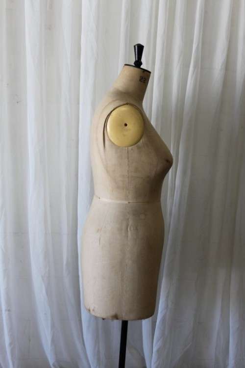 A FANTASTIC AND RARE VINTAGE ENGLISH MADE "KENNETT & LINDSELL" MODEL D7S, SIZE 22 TAILORS MANNEQUIN