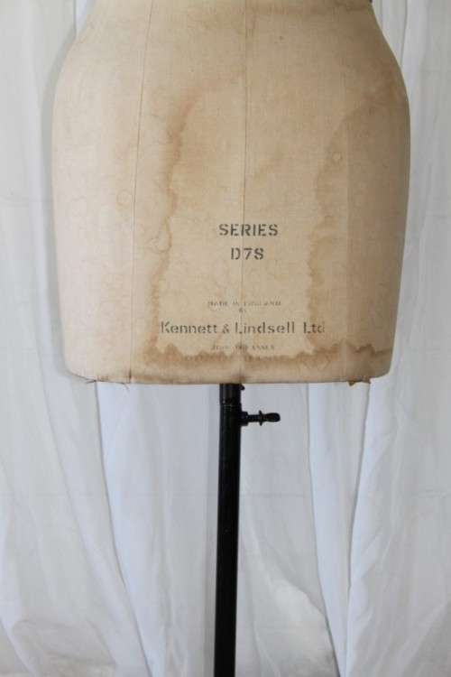 A FANTASTIC AND RARE VINTAGE ENGLISH MADE "KENNETT & LINDSELL" MODEL D7S, SIZE 22 TAILORS MANNEQUIN