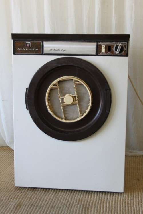 A WONDERFUL "KELVINATOR" 320 TUMBLE DRYER IN WORKING CONDITION = GREAT FOR A HOLIDAY APARTMENT