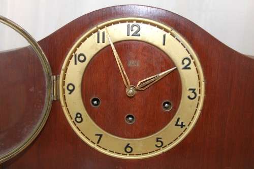 AN EXQUISITE ANTIQUE (c1930 TO 1940) "UNCO" ART DECO MANTLE CLOCK IN WORKING CONDITION