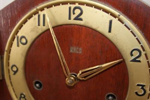 AN EXQUISITE ANTIQUE (c1930 TO 1940) "UNCO" ART DECO MANTLE CLOCK IN WORKING CONDITION