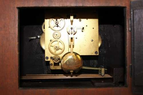 AN EXQUISITE ANTIQUE (c1930 TO 1940) "UNCO" ART DECO MANTLE CLOCK IN WORKING CONDITION