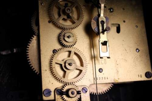 AN EXQUISITE ANTIQUE (c1930 TO 1940) "UNCO" ART DECO MANTLE CLOCK IN WORKING CONDITION