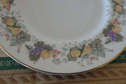 A STUNNINGSET OF 4x "ROYAL DOULTON" PORCELAIN ENTREE PLATES IN THE BEAUTIFUL "RAVENNA" PATTERN