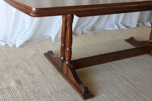 A STUNNING VINTAGE 6 TO 8 SEATER EXTENDABLE DINING TABLE WITH A "HIDDEN" EXTENSION COMPARTMENT